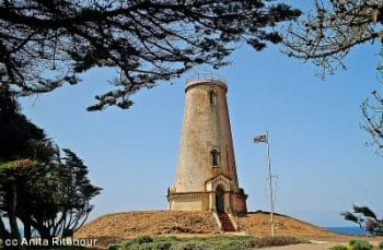 Photo of the Piedras Blancas Lighthouse before its new paintjob