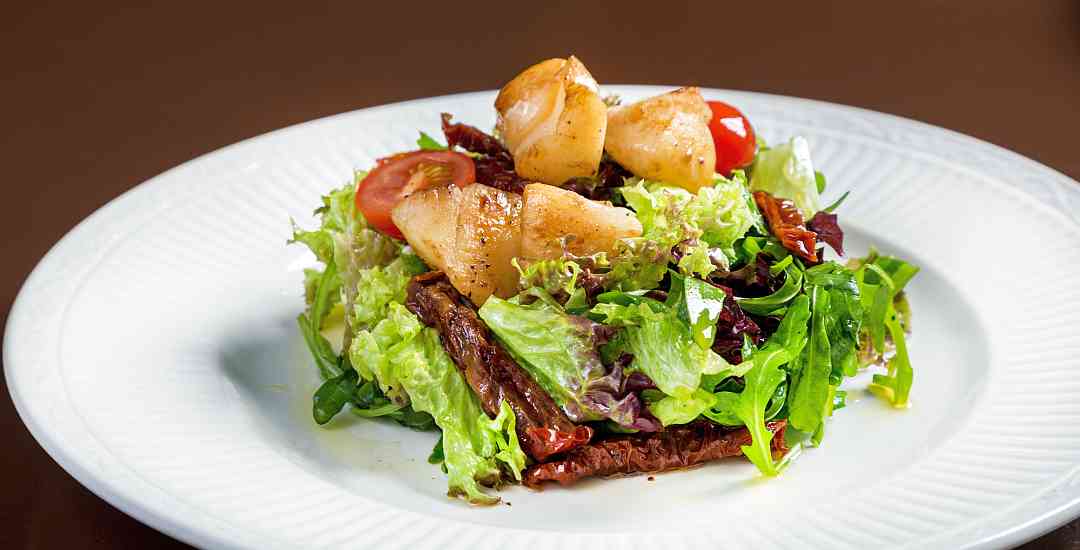 Scallop salad with dried tomatoes